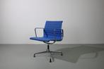 4 Vitra Eames EA 107 stoelen, chroom, blauw Credo, Blauw, Vier, Gebruikt, Metaal