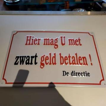 Diverse spreuken op blikken borden beschikbaar voor biedingen