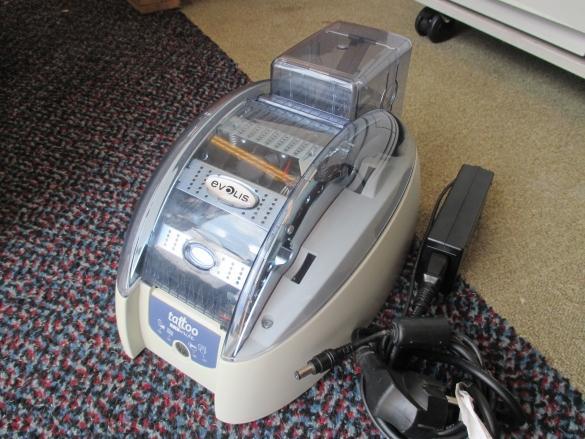 EVOLIS Tattoo Rewrite Kaart Card Printer USB 300 DPI  Win 7, Computers en Software, Printers, Gebruikt, Printer, Overige technieken