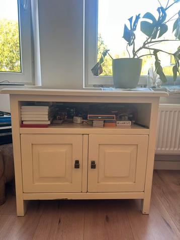 Mooie witte houten televisiemeubel of kastje h:70 b:80 d:42 beschikbaar voor biedingen