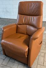 1 of 2 mooie cognac lederen electrische sta op stoelen, Huis en Inrichting, Fauteuils, Ophalen, Zo goed als nieuw, 75 tot 100 cm