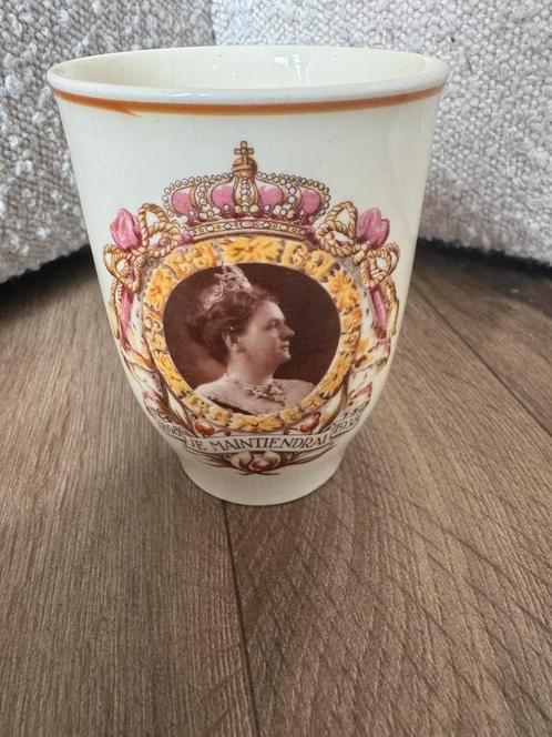 Jubileumbeker Koningin Wilhelmina 1938 porselein, Verzamelen, Koninklijk Huis en Royalty, Zo goed als nieuw, Servies, Ophalen