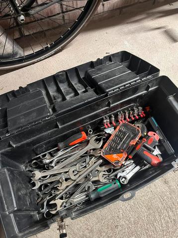 Kist vol met gereedschap beschikbaar voor biedingen