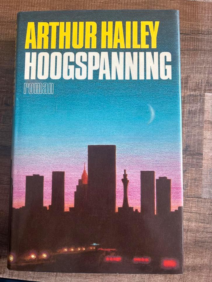 Hoogspanning - Arthur Hailey, Boeken, Romans, Gelezen, Nederland, Ophalen of Verzenden