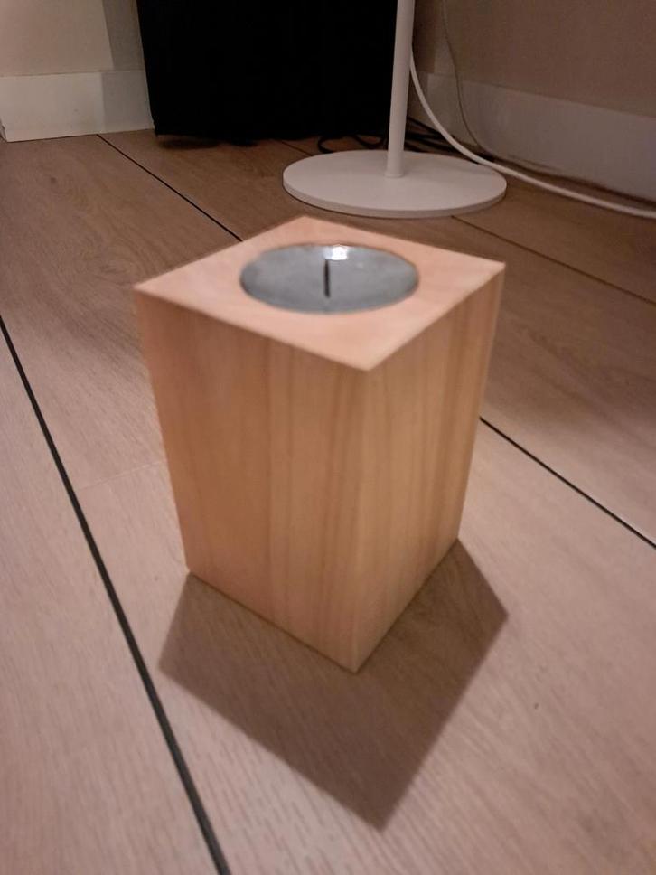 vtwonen blok designkandelaar van eikenhout, Huis en Inrichting, Woonaccessoires | Kandelaars en Kaarsen, Zo goed als nieuw, Kandelaar