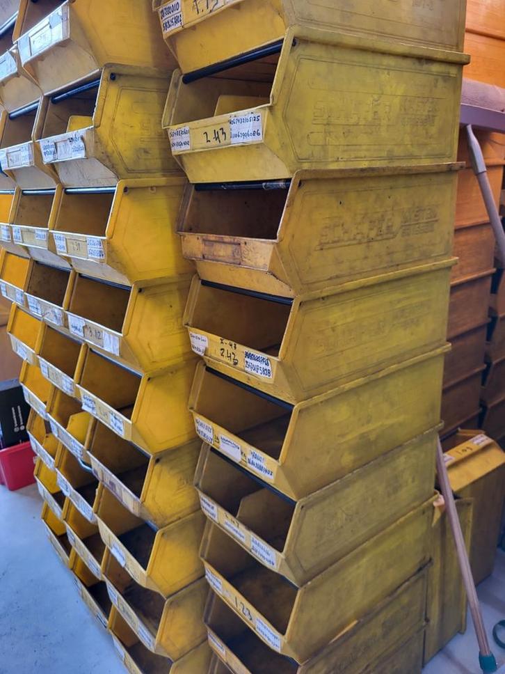 Magazijn Stapelbakken - 100 Stuks, Doe-het-zelf en Verbouw, Kratten en Dozen, Gebruikt, Bak of Kist, 50 tot 75 cm, Minder dan 35 cm