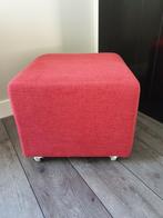 Mooie, Warm Rode Hocker Tweedstof met Wieltjes, Ophalen, Minder dan 50 cm, Vierkant, Minder dan 50 cm