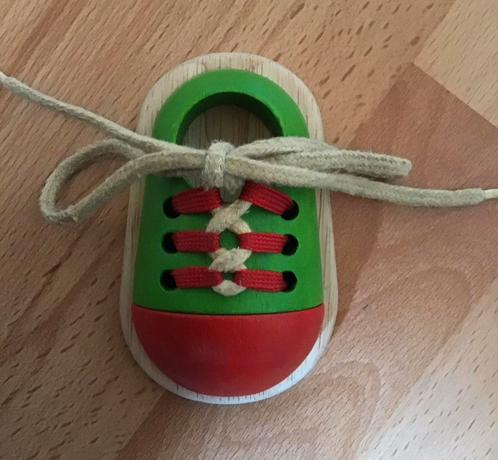 Plan Toys houten veter schoen (leren veter strikken), Kinderen en Baby's, Speelgoed | Houten speelgoed, Zo goed als nieuw, Overige typen