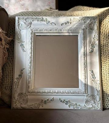 Romantische Spiegel met Ornamenten beschikbaar voor biedingen