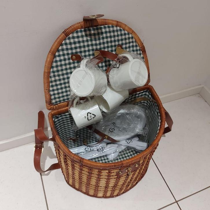 Rieten picknickmand 4-persoons incl. kunststof buitenservies, Hobby en Vrije tijd, Picknickmanden, Nieuw, Ophalen of Verzenden