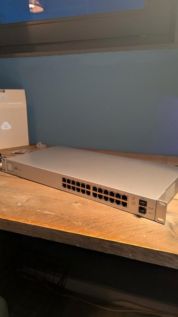 Unifi Switch 24 poort - geen PoE, Computers en Software, Netwerk switches, Gebruikt, Ophalen of Verzenden