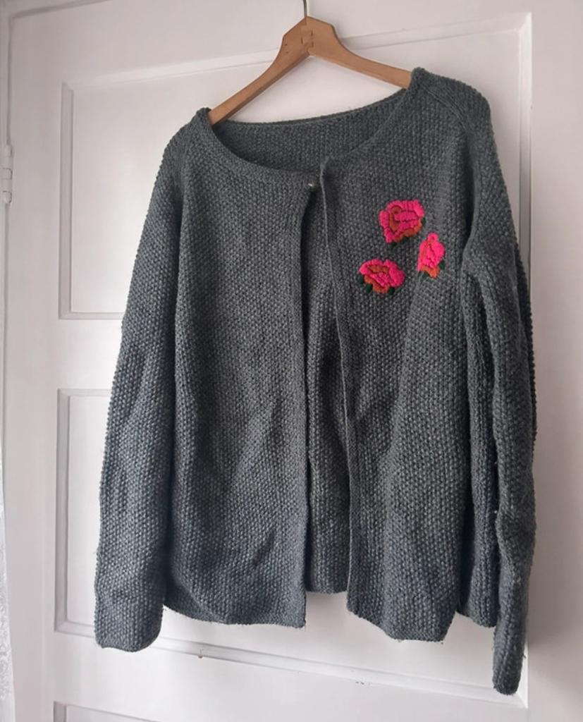 Vintage grijs wollen vest geborduurde roze rozen XXL 44 46, Kleding | Dames, Truien en Vesten, Zo goed als nieuw, Maat 42/44 (L)