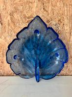 Bladvormig glazen schaal blauw design/vintage, Huis en Inrichting, Woonaccessoires | Schalen en Manden, Schaal, Ophalen of Verzenden