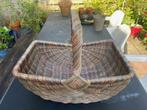 Rieten/rotan mand met hengsel, Huis en Inrichting, Woonaccessoires | Schalen en Manden, Ophalen, Mand, Zo goed als nieuw, Riet