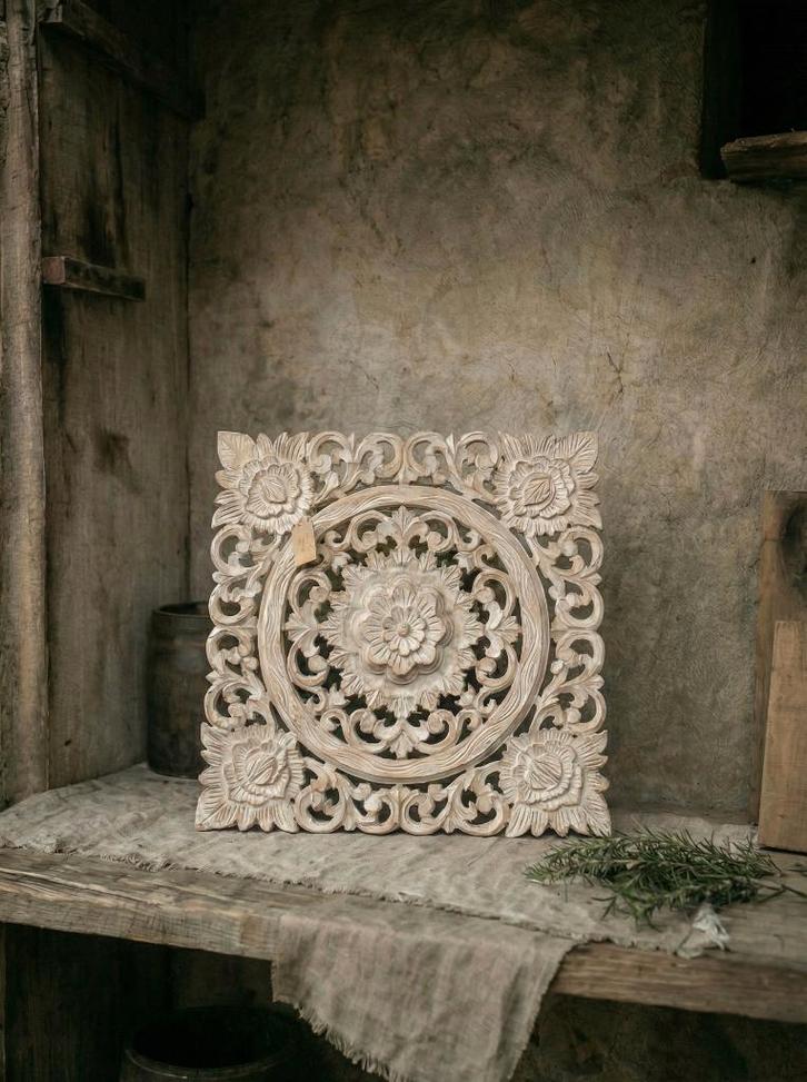 Houten wandpaneel | florale details | €40 | Sober Wonen, Huis en Inrichting, Woonaccessoires | Wanddecoraties, Nieuw, Ophalen of Verzenden