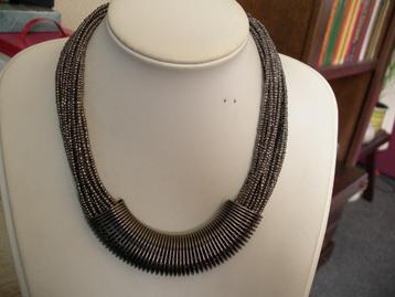 Een mooie Bruine Bronskleurige Sieraden Set beschikbaar voor biedingen