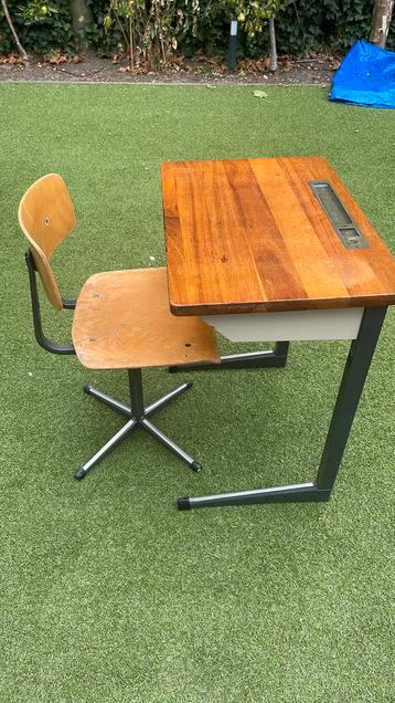Vintage kinder bureau met stoel. beschikbaar voor biedingen