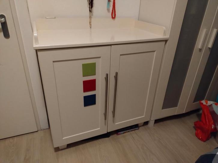Leuke Commode met Opstaande Rand, Kinderen en Baby's, Kinderkamer | Commodes en Kasten, Gebruikt, Commode, Minder dan 90 cm, 75 tot 100 cm