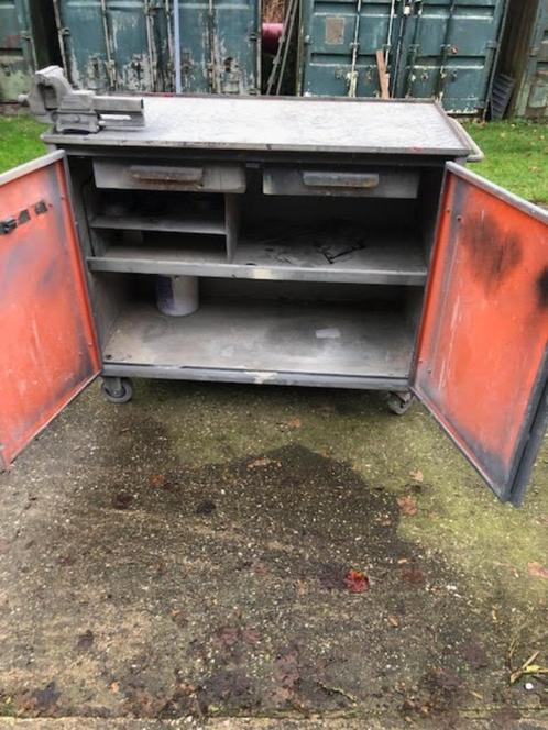 mobiele metalen werkbank/gereedschap wagen, Doe-het-zelf en Verbouw, Werkbanken, Gebruikt, Bankschroef, Ophalen