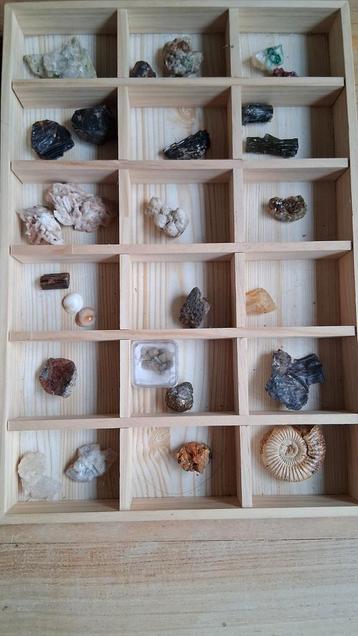 Miniatuur Mineralen Collectie in Kistje beschikbaar voor biedingen