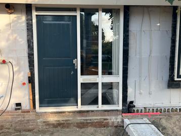 Hardhouten voordeur met zijramen beschikbaar voor biedingen
