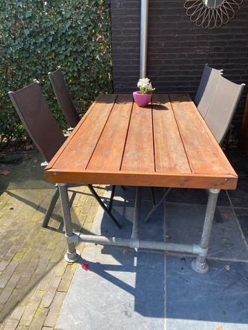Tuintafel van steigerbuizen beschikbaar voor biedingen