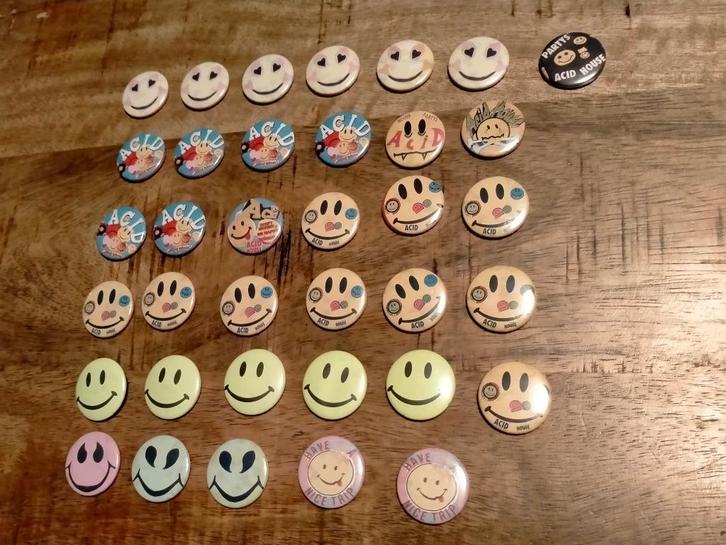 Smiley Acid Hippie 80's vintage buttons button smile Party, Verzamelen, Speldjes, Pins en Buttons, Gebruikt, Ophalen of Verzenden