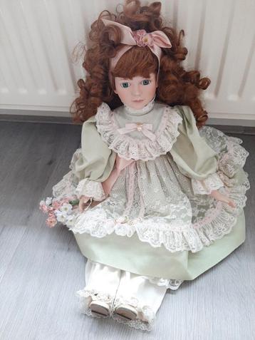 Prachtige Pop met Kanten kleding. 52 cm lang beschikbaar voor biedingen