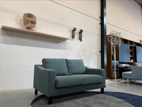 2 x Nieuw Leolux Antonia Bank 2 zits Blauw stof design 147, Huis en Inrichting, Banken | Bankstellen, Nieuw, Rechte bank, Tweepersoons