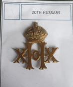 WO2 British cap badge 20th Hussars, Verzamelen, Ophalen of Verzenden, Engeland, Embleem of Badge