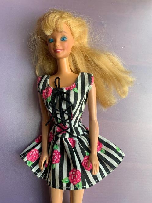 Barbie Jurkje van Fashions Greeting card jaren 90, Verzamelen, Poppen, Gebruikt, Kleertjes, Ophalen of Verzenden