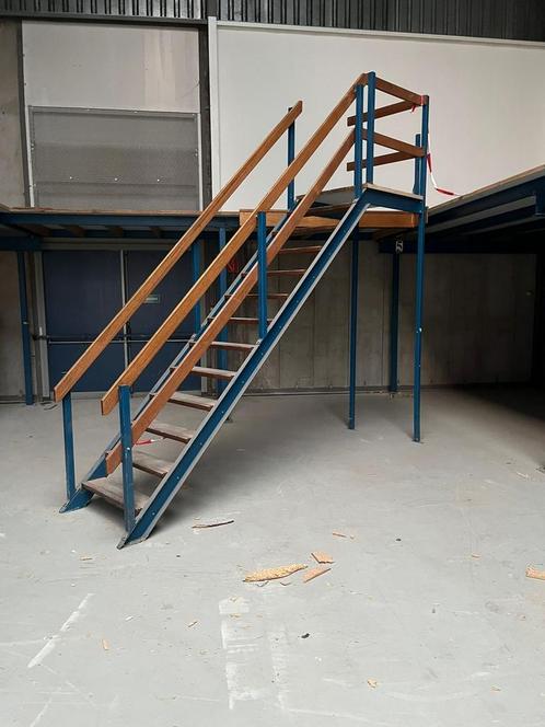 Trap met bordes en leuning, Doe-het-zelf en Verbouw, Metalen, Zo goed als nieuw, IJzer, Ophalen