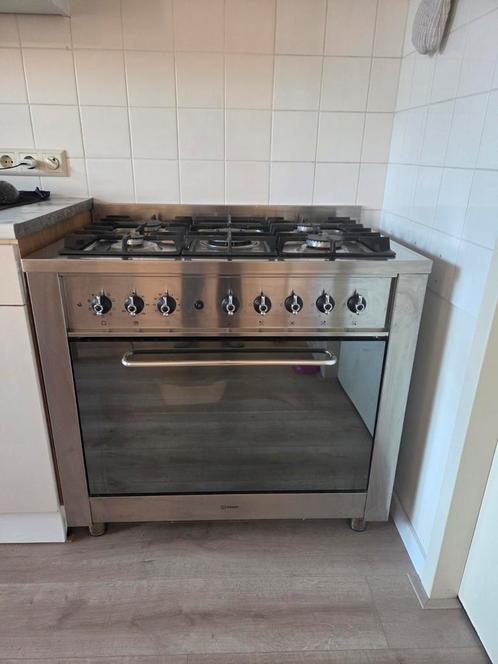 Indesit gasfornuis met afzuigkap, Witgoed en Apparatuur, Fornuizen, Vrijstaand, Gas, 4 kookzones, 85 tot 90 cm, Ophalen