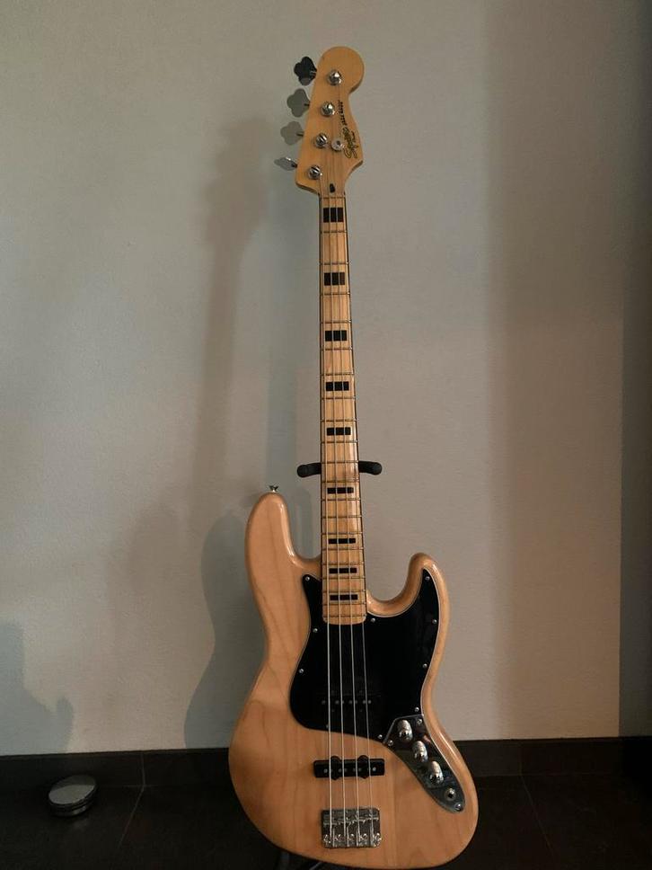 Squier Jazz Bass 4-snarig + Fender hoes, Muziek en Instrumenten, Snaarinstrumenten | Gitaren | Bas, Zo goed als nieuw, Elektrisch