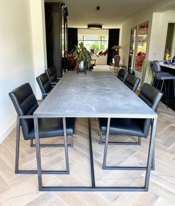 Eettafel - Staal & Betonlook beschikbaar voor biedingen