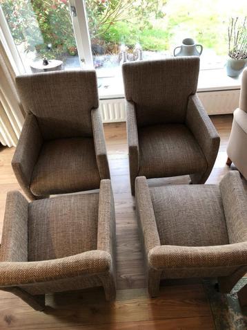 4 Eetkamer stoelen stoelen met leuningen en wieltjes beschikbaar voor biedingen