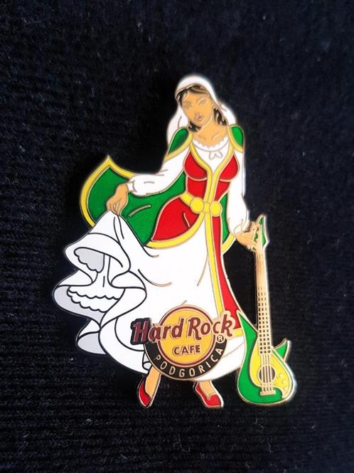 Hard rock cafe Podgorica dame in klederdracht pin speldje, Verzamelen, Muziek, Artiesten en Beroemdheden, Zo goed als nieuw, Ophalen of Verzenden