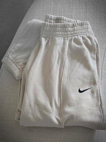 Nike Chill broek dames
kleur: Crème
Maat S beschikbaar voor biedingen