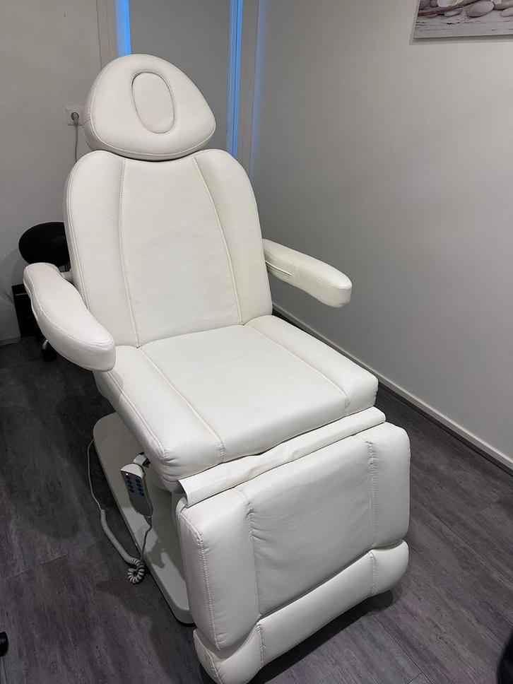 Elektrische behandelstoel - 3 jaar oud! (schoonheidssalon), Huis en Inrichting, Stoelen, Zo goed als nieuw, Eén, Wit, Ophalen