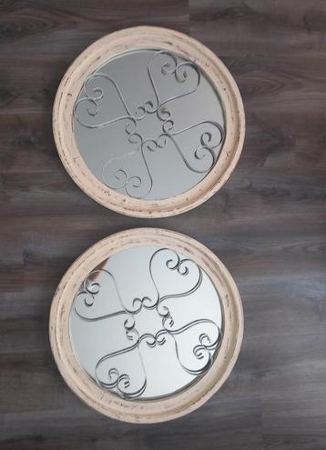 2 ronde spiegels met houten lijst en ijzeren figuurwerk beschikbaar voor biedingen