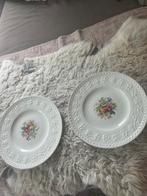 Wedgwood Wellesey Mayfair 2x embossed dinerborden izgst, Antiek en Kunst, Ophalen of Verzenden