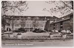 196 Leeuwarden St Bonifatius Hospitaal met Auto's B67, Verzamelen, Ansichtkaarten | Nederland, Verzenden, 1940 tot 1960, Ongelopen