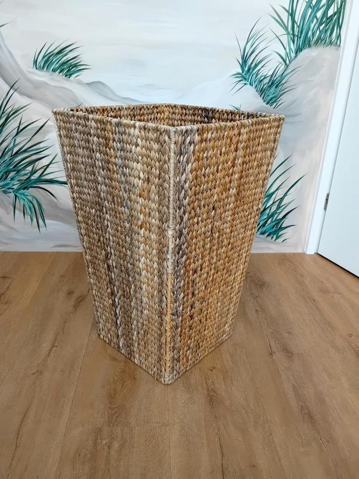Rieten Mand met Metalen Frame - 64.5 cm Hoog, Huis en Inrichting, Woonaccessoires | Prullenbakken, Zo goed als nieuw, Riet, 50 tot 75 cm