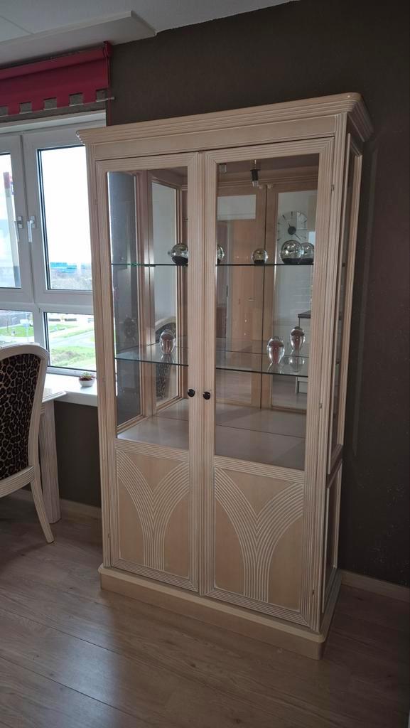 Mooie vitrinekast met glazen deuren, Huis en Inrichting, Kasten | Vitrinekasten, Zo goed als nieuw, 150 tot 200 cm, 100 tot 150 cm