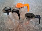 3 retro glazen thee-/ koffiepotten met kunststof oor+deksel, Ophalen, Zo goed als nieuw