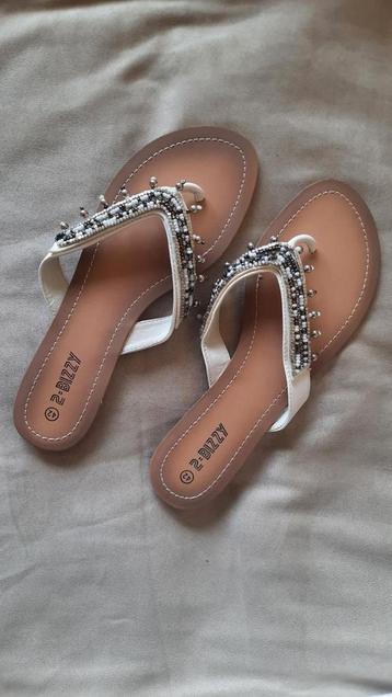NIEUW Teenslippers wit met kraaltjes 42 Slipper Sandalen beschikbaar voor biedingen