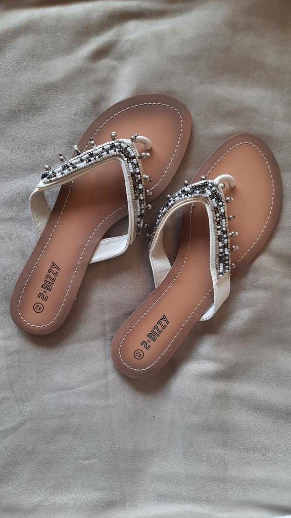 NIEUW Teenslippers wit met kraaltjes 42 Slipper Sandalen, Kleding | Dames, Schoenen, Nieuw, Wit, Ophalen of Verzenden