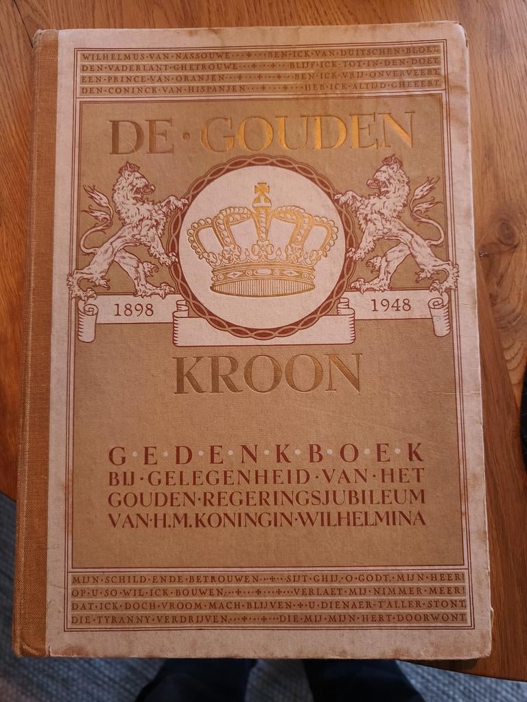 Gouden Kroon Gedenkboek Koningin Wilhelmina 1898-1948, Boeken, Geschiedenis | Vaderland, Gelezen, Ophalen of Verzenden