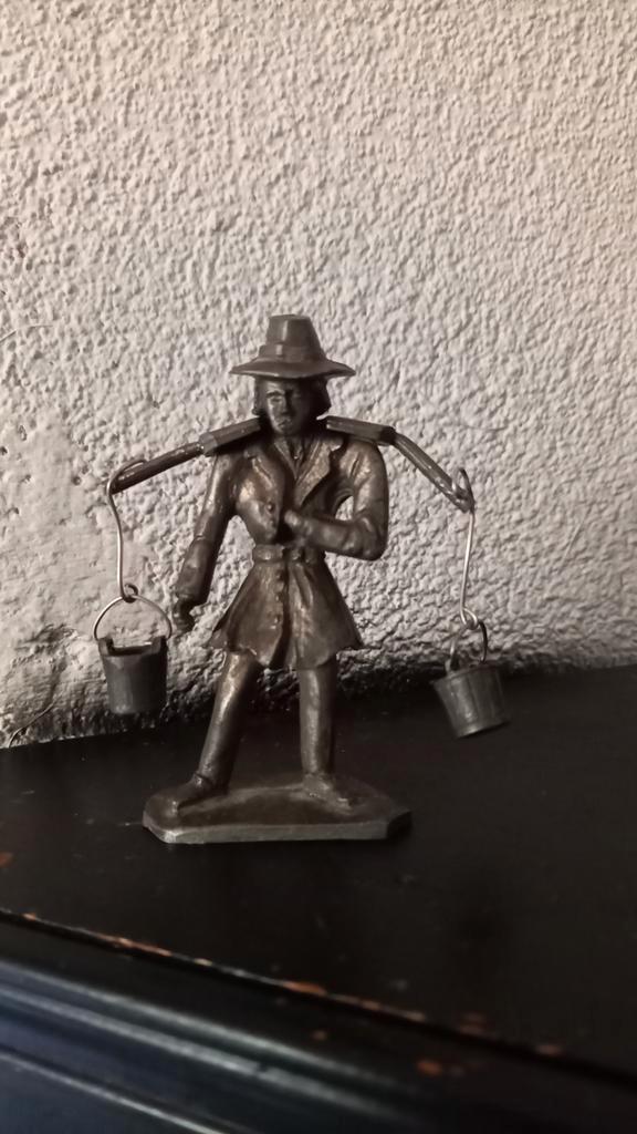 Tinnen beeldje de waterdrager, Antiek en Kunst, Antiek | Tin, Ophalen of Verzenden
