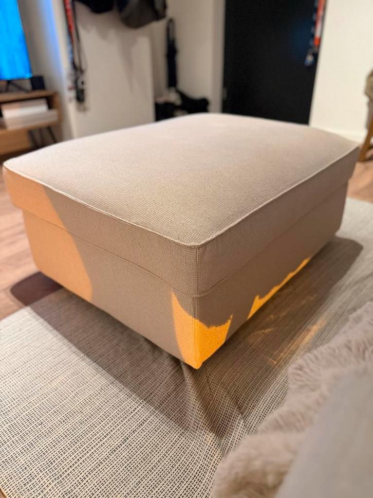 KIVIK hocker met opbergruimte – Footstool with storage Beige, Huis en Inrichting, Banken | Voetenbanken en Poefen, Zo goed als nieuw